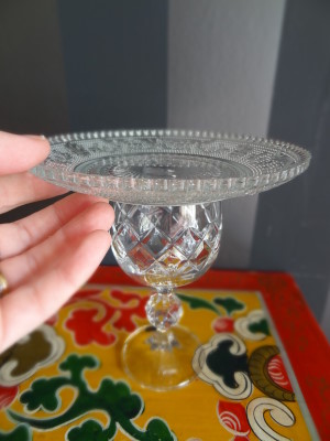upcycled-crystal-glass-plate-cupcakestand